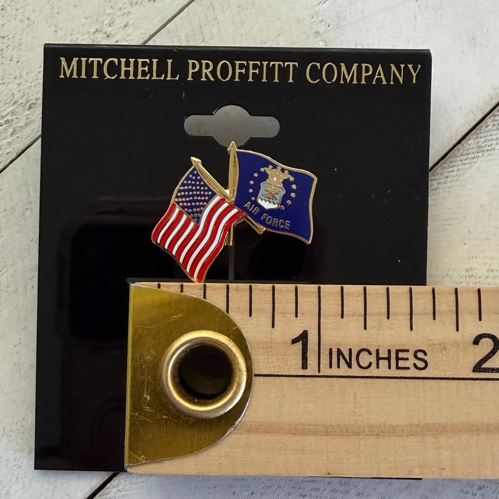 NIP Mitchell Proffitt US Air Force Blue & American Crossed Flags Lapel Pin 1" - Picture 2 of 3